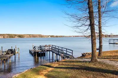 Image de New to Lake Norman! Cozy Cabin with Big Water Views!