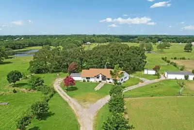 Image de Charming Farm house-10 mins to LakeTexoma/StarlinkWIFI/HotTub/Zipline/Trampoline