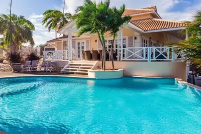 Image de Luxurious 6-Bedroom Mansion with Stunning Views – Brakkeput Abou