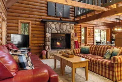 Image de Spacious Log Cabin for 16+ at ThePinecrestChalet Hot tubs, air hockey, fireplace