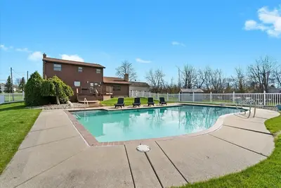Image de Acorn House - 3 bedroom home with an inground pool, hot tub and a gas fireplace!