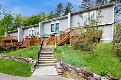 Image de Cozy split level townhome w/community pool, Wi-Fi, gated community