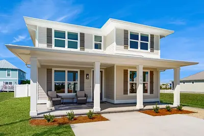 Image de Gorgeous coastal home with plenty of space, shared pool and easy beach access