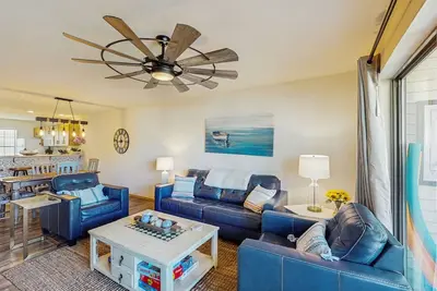 Image de Bright and spacious condo steps from pool w/central air, w/d & close to Marina