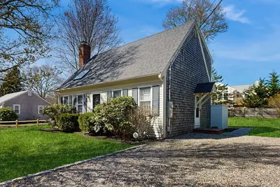 Image de Cozy cottage w/ game room & yard: close to beaches & entertainment