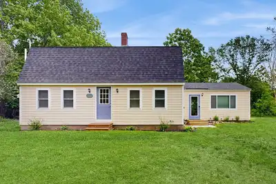 Image de Elegant home with a cozy living area, Wifi, backyard, and washer\/dryer