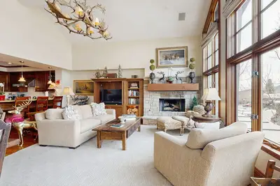 Image de Beautiful condo with views of Dollar Mountain, cable, WiFi, fireplace, & patio