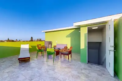 Image de Key Lime living townhome with rooftop deck and only steps to the beach