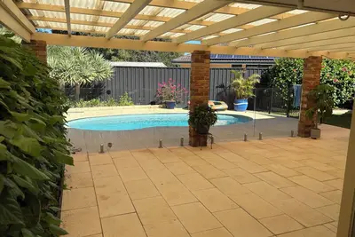 Image de Coastal Poolside guest suite in beautiful Kinross