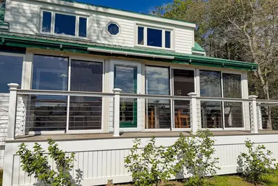 Image de Charming Oceanfront Home with Stunning Water Views and Wifi