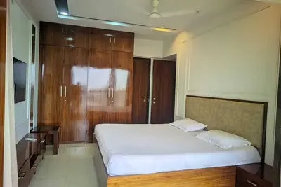 Image de Lavish and cozy, 2-bedroom apartment in Malad West, opposite Infinity 2 mall.