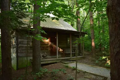 Image de Cabane-Salle de bain privée séparée-Romantique-Vue sur le bois-Red Log Cabin