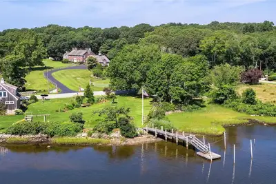 Image de Iconic Charming Estate Overlooking Cove with Water Access in Peaceful Stonington