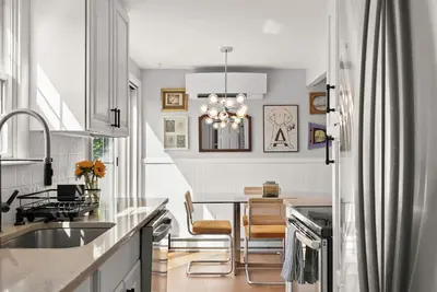 Image de Modern West End Retreat - Ac, 2-Car Parking, Deck, Grill, Super Walkable