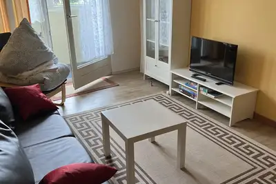 Image de The 40 m² apartment (west side) is on the 1st floor in the house \"Schleswig\". It is suitable for a maximum of 4 people, ideal for a small family. <br>In the living room of this bright and friendly apartment there is a sofa bed for 2 people.