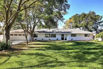 Image de Updated Ranch Home with great outdoor space. Pool, spa and outdoor kitchen