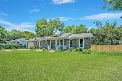 Image de 10 Mins to Sullivan's Island w/Fenced Backyard, Cozy Mt. P Ranch