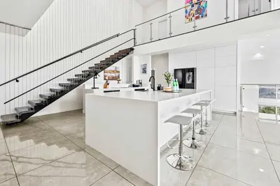 Image de Hilltop Modern Luxury | 5br | Lake & Ocean Views | Game Room