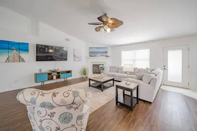 Image de Resort-like Getaway! 4br/3ba - 10 Mins from Beach!