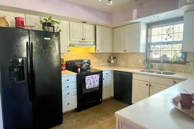 Image de Charming 3-bedroom townhome with WiFi, back deck and fire pit. Minutes from Uva