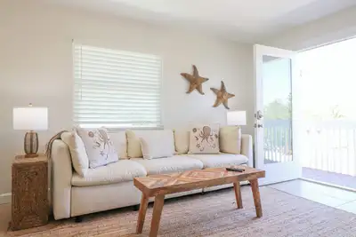 Image de New Coastal Luxury, so close to the beach!