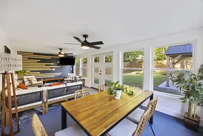Image de Tailgaters paradise, grill, game room, sunroom-large backyard!
