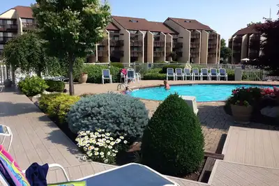 Image de Don’t Miss Out! 2 bedroom lake front loft condo with beautiful amenities