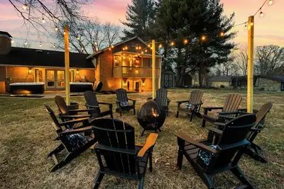 Image de Hot Tubs + Firepit + Gameroom + 4mi to Buffalo Trace