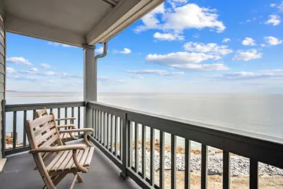 Couples Retreat with Breathtaking Oceanfront Views, Community Pool, Elevator - 735 North Hampton