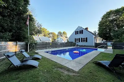 Image de Large 4-Bedroom Home with Pool, Nature Trails, Redd's Pond, Walkable to Shopping