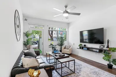 Image de 2br Apt Near Bh & The Grove w/ Parking & Pool