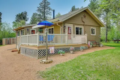 Image de Cozy Cottage With Lake Views & Access