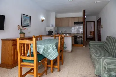 Image de Central location, pool view, sunny, quiet.