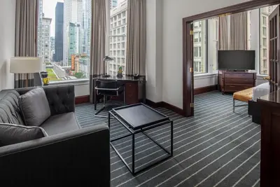 Image de Luxurious King Suite Offering Comfort and Style in Downtown Chicago