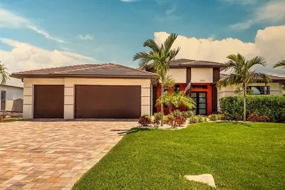 Image de Sleek Open Concept Pool & Spa Villa on Canal with Boat Dock