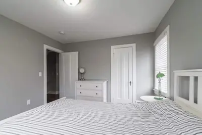 Image de Highly refined and fully remodeled heights home
