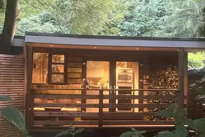 Image de Parry’s hideaway, cosy little cabin by the stream, listening to the birds.