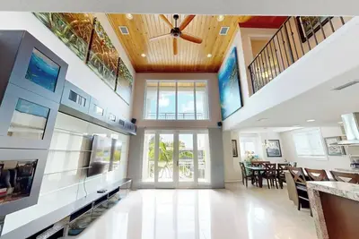 Image de Waterfront Luxury, Private Pool, Gourmet Kitchen & Tropical Vibes