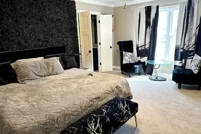 Image de Charming 4 bedroom home minutes from Downtown!