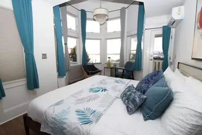 Image de Luxurious Multi-Level Home with Breathtaking Mountain & Water Views - Prime Seattle Location!