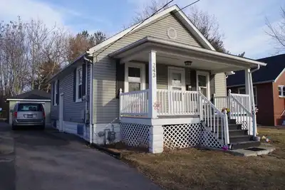 Image de Cozy, 2 bedroom, Pet-Friendly Home Near Knox College!