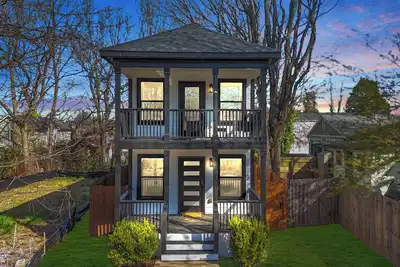 Image de Welcome to Casa Atlanta! This 2-story home sleeps up to 14, perfect for families