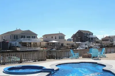 Image de Waterfront-Pool-Hot Tub-Fenced in Yard-Minutes to Lbi Beaches-Shore Retreat