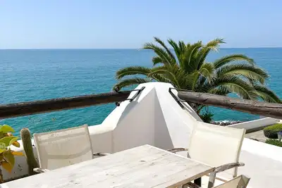 Image de 2-Bedroom Seafront Escape w/ Parking by Hostem