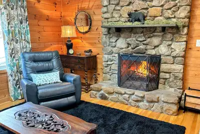 Image de Wolf Laurel Mountain Escape: Cozy Cabin, Fireplace, near Hatley Pointe, Secluded