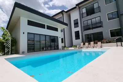 Image de Golden Loft with Ac, Pool, 5 min from the Airport!