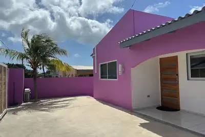 Image de 2-bed, 1-bath home with wifi, full Ac, 5 minutes from the airport!