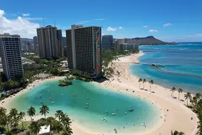 Image de Waikiki Paradise - Steps to the Beach - Sleeps 5 + Free Parking - Full Amenities