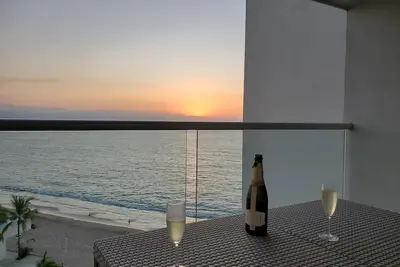 Image de New beachfront condo with spectacular views in amazing Puerto Vallarta