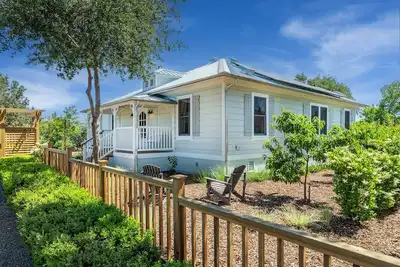 Image de Luxurious, historic home just steps from the heart of Santa Ynez.
